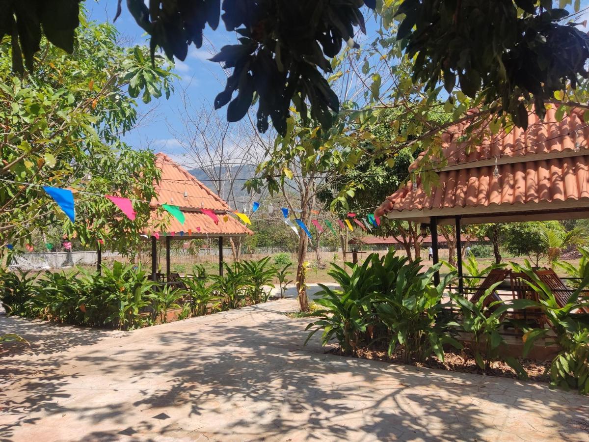 Erawan Guesthouse Паксе Екстериор снимка